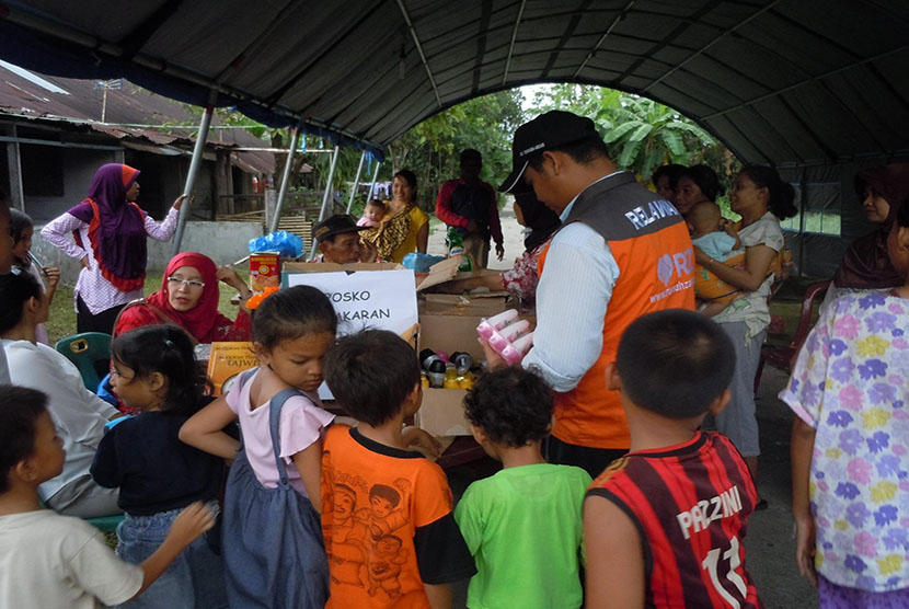 Relawan Rumah Zakat membantu korban musibah kebakaran di Medan.