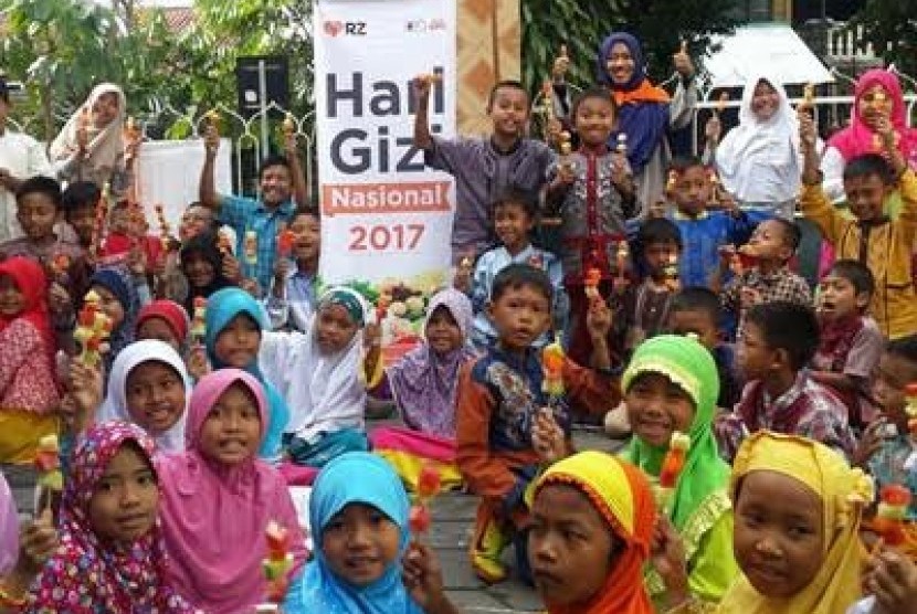 Relawan Rumah Zakat membawakan dongeng buah agar anak-anak gemar buah.