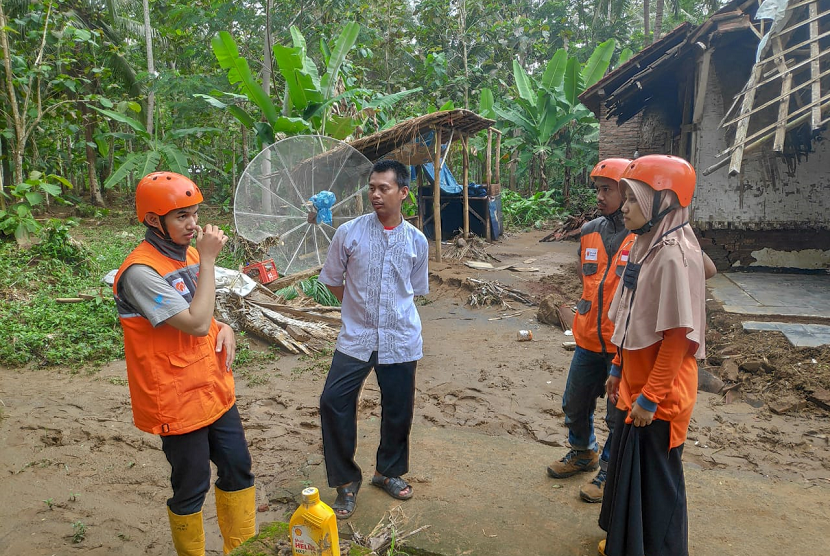 Relawan Rumah Zakat memberi bantuan untuk warga di Desa Cipatujah.