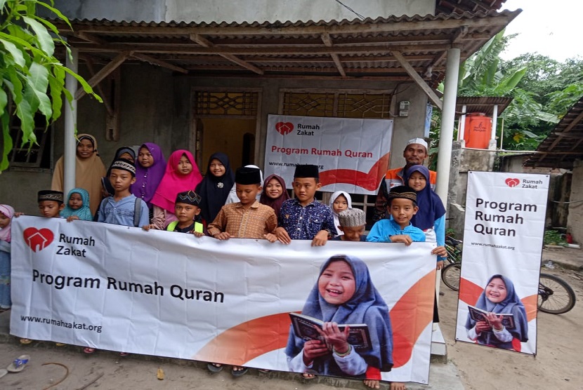 Relawan Rumah Zakat memberikan Al Qur