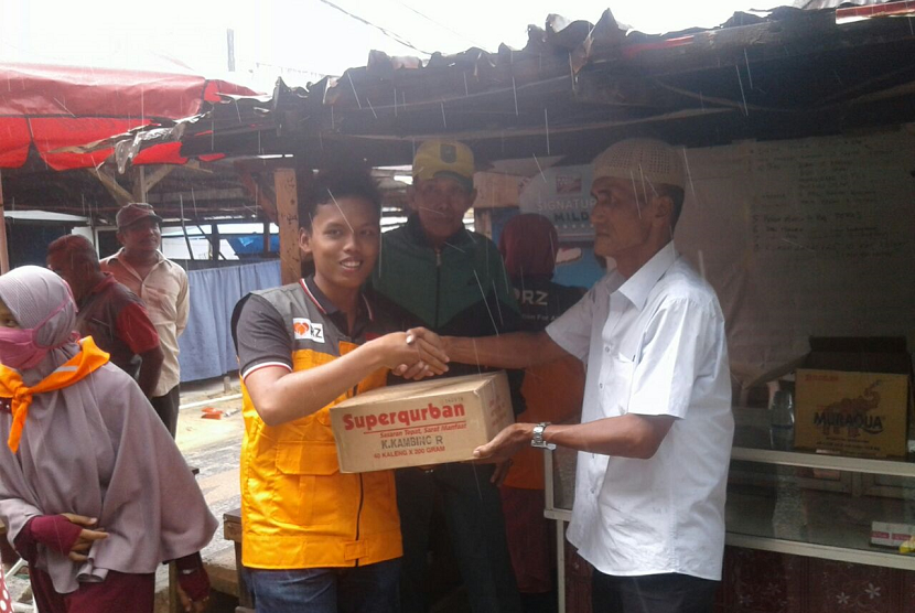 Relawan Rumah Zakat memberikan bantuan ke korban kebakaran di Pekanbaru.