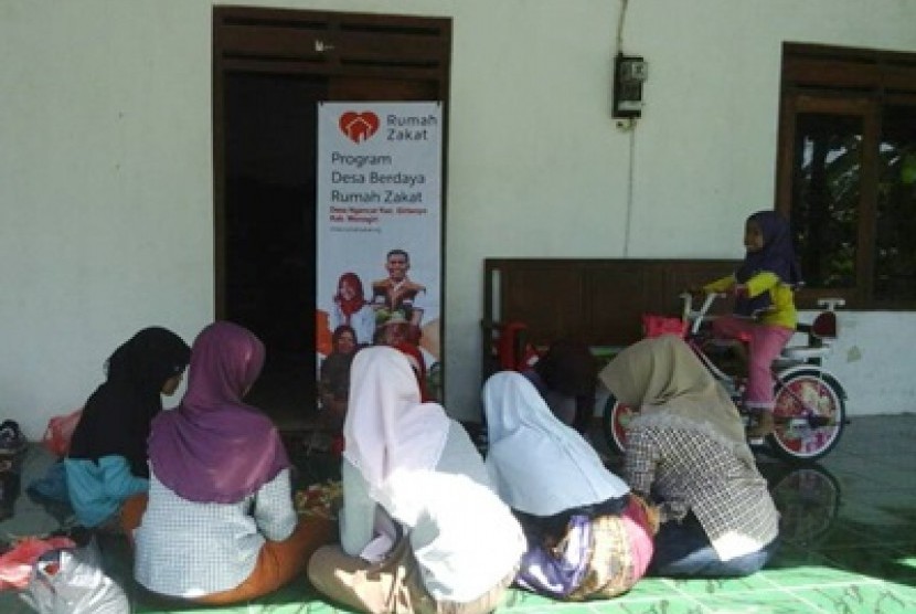 Relawan Rumah Zakat memberikan pelatihan kewirausahaan kepada remaja di Desa Ngancar, Giriwoyo, Wonogiri, Jawa Tengah. 