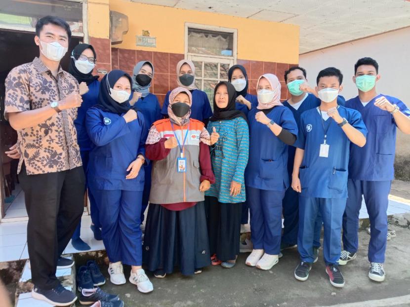 Relawan Rumah Zakat mendampingi 9 mahasiswa calon dokter dari Universitas Islam Bandung (UNISBA) untuk melakukan praktik langsung Ilmu Kesehatan Masyarakat (IKM) kepada para Pelaku Usaha.