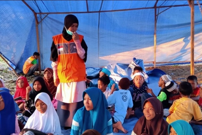 Relawan Rumah Zakat mendampingi anak-anak di pengungsian di Maluku Tengah.
