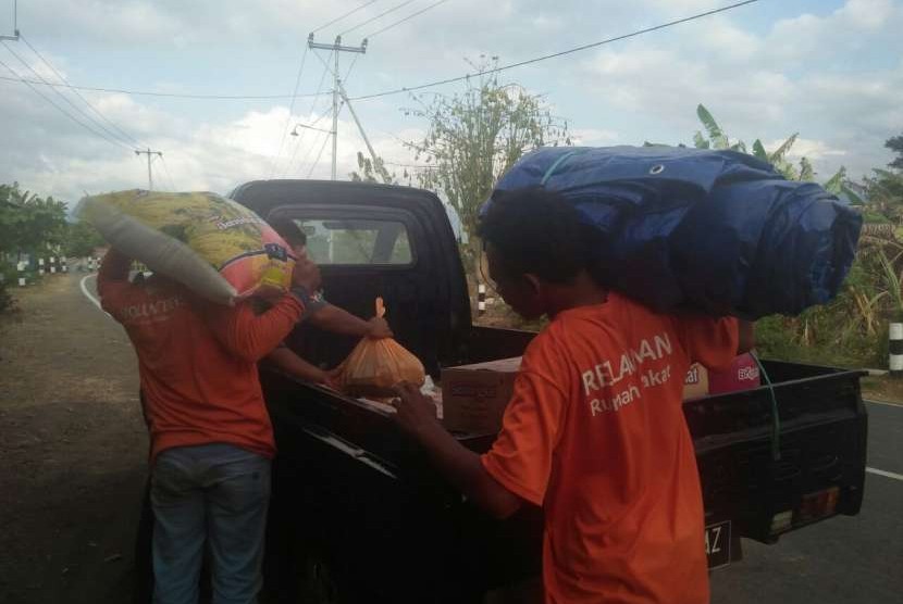 Relawan Rumah Zakat mendistribusikan bantuan logistik kepada warga terdampak gempa di Kecamatan Alas Barat, Kabupaten Sumbawa, NTB, Kamis (23/8).