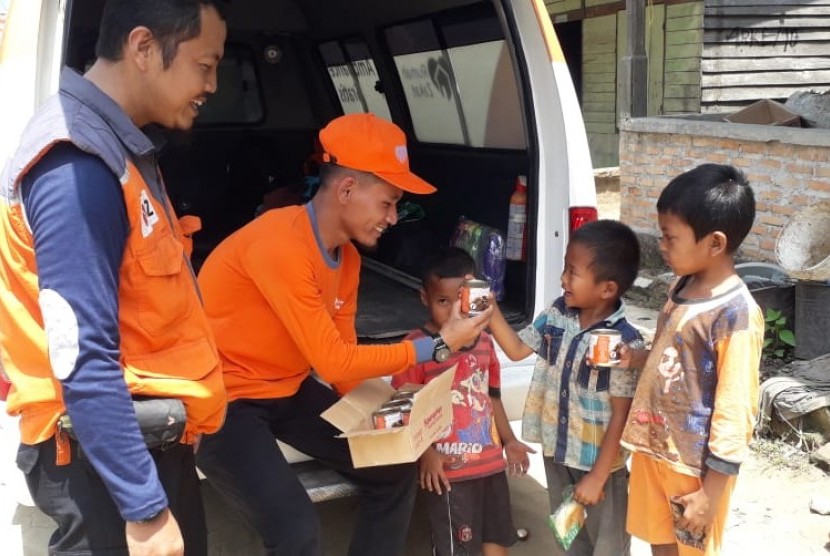 Relawan Rumah Zakat menditribusikan bantuan untuk korban terdampak angin puting beliung di Kabupaten Dairi, Sumatra Utara Selasa (26/3). 