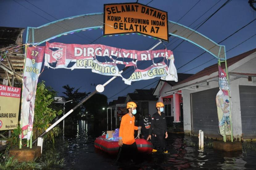 Relawan Rumah Zakat mengantarkan makanan siap saji dan air mineral untuk korban terdampak banjir Kalsel. Makanan siap saji ini diantarkan untuk masyarakat komplek Keruwing, kecamatan Alalap, Kabupaten Barito Kuala