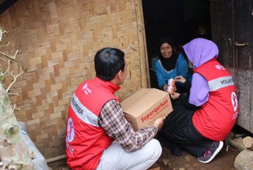 Relawan Rumah Zakat mengantarkan rendang Superqurban ke warga lansia di Dusun Purbasari, Pengalengan.