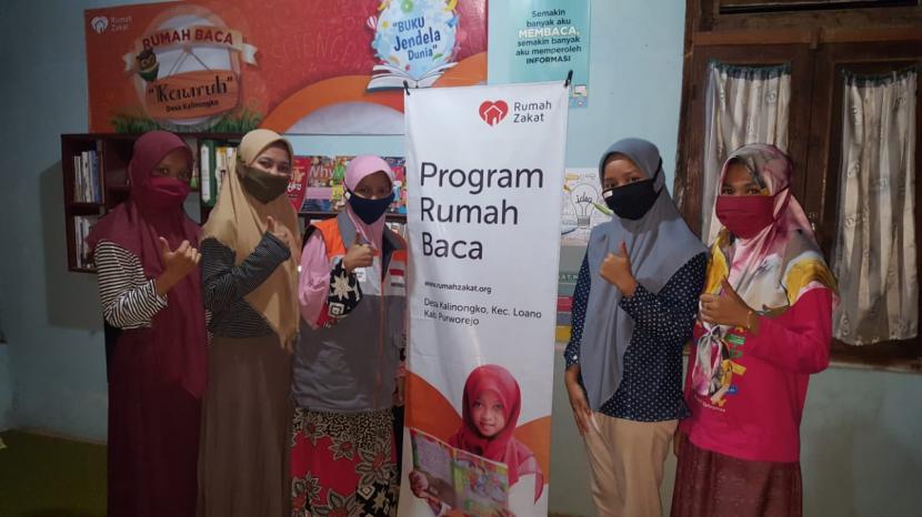 Relawan Rumah Zakat menggandeng beberapa remaja putri yang ada di Dusun Situmbu untuk mendukung program Rumah Baca.