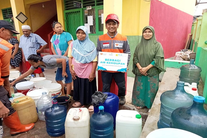 Relawan Rumah Zakat menggelar sedekah air bersih di Kampung Caringin Keluarga Baros Kecamatan Baros Kota sukabumi, Sabtu (16/9/2023). 