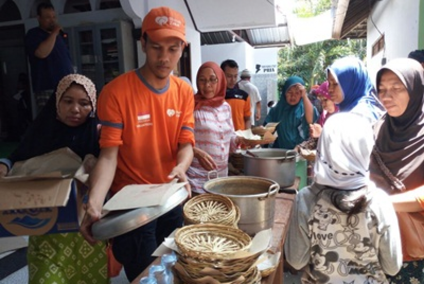 Relawan Rumah Zakat mengirimkan tim bantuan untuk para pengungsi di Bali.