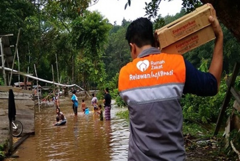 Relawan Rumah Zakat mengunjungi daerah terendam banjir. 