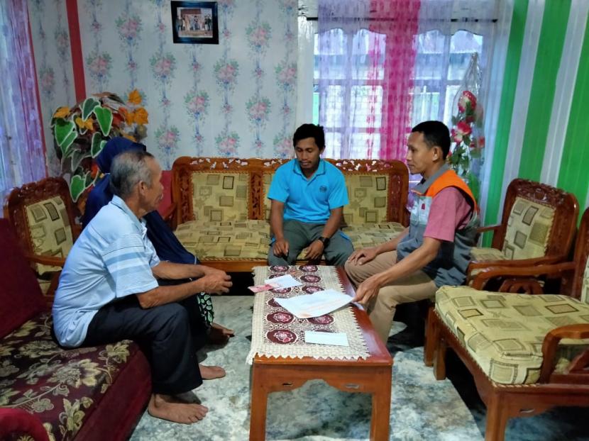 Relawan Rumah Zakat mengunjungi Rumah Hamran (64 tahun) yang beralamat di Desa Tolau, Kecamatan Paleleh, Kabupaten Buol. 