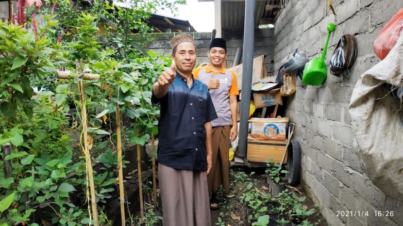 Relawan Rumah Zakat mengunjungi salah satu warga binaan Program Ketahanan Pangan (Kebun Gizi) yang ada Dusun Benyer Lauk, Desa Telaga Waru. 