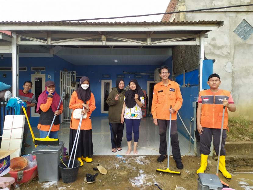 Relawan Rumah Zakat menurunkan delapan orang relawan untuk melaksanakan aksi bersih-bersih rumah warga di Bengkulu.