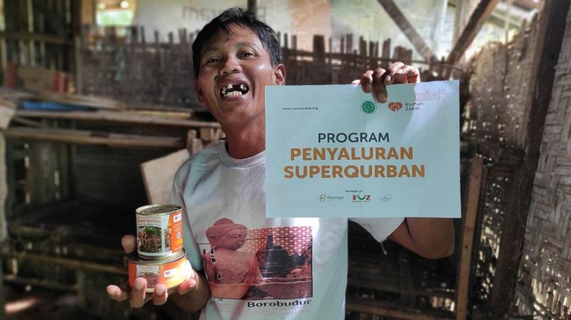 Relawan Rumah Zakat menyalurkan 200 paket Superqurban dengan cara berkeliling mengunjungi warga yang kurang mampu di Desa Negeri Sakti, Kabupaten Pesawaran, Lampung pada Ahad (9/1/2022).