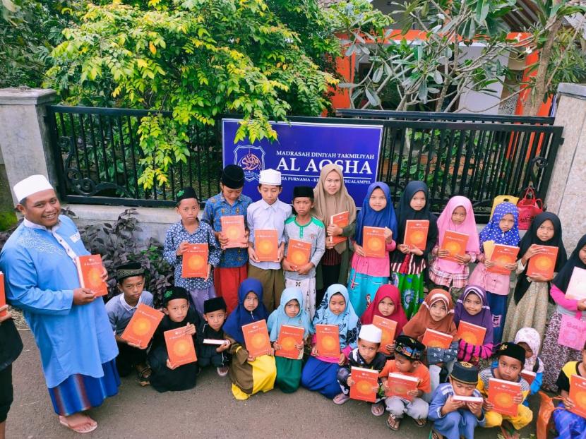 Relawan Rumah Zakat menyalurkan 36 paket Al Quran baru untuk para santri yang berada di TPQ Al Aqsa di Dusun Gayam, Desa Purnama, Kabupaten Bondowoso pada Selasa (9/1). Perlu diketahui bersama, Desa Purnama termasuk desa yang menjadi daerah rawan kekeringan di Kabupaten Bondowoso, Jawa Timur.