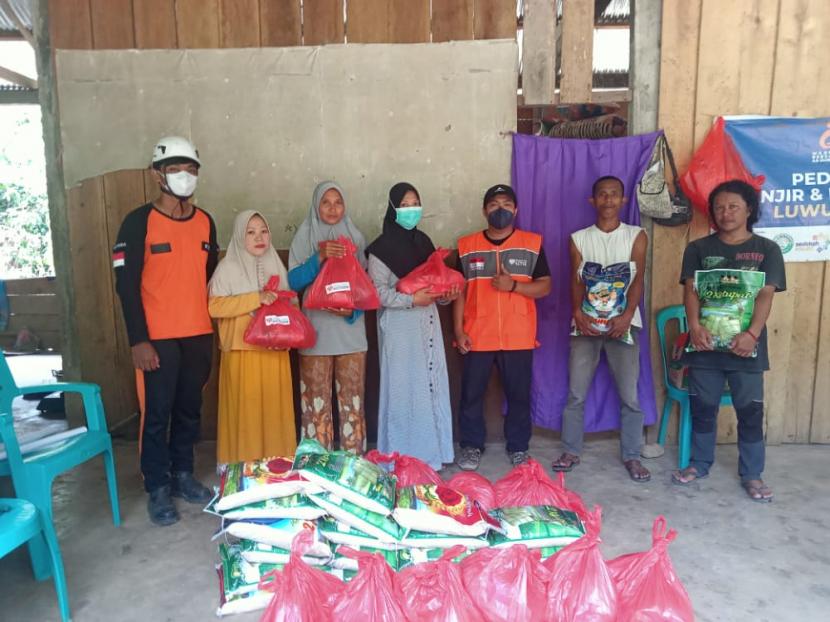 Relawan Rumah Zakat menyalurkan bantuan berupa 30 paket Sembako, 30 selimut dan 30 paket hygien kit kepada penyintas banjir di Desa Siteba, dusun Kole, Kecamatan Walenrang Utara, Kabupaten Luwu Sulawesi Selatan pada Kamis (21/10).