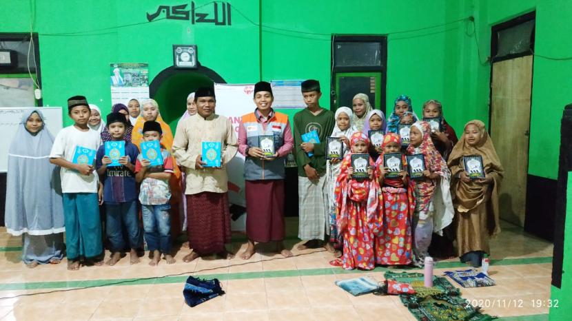 Relawan Rumah Zakat menyalurkan bantuan berupa puluhan Alquran dan Iqro sebagai amanat dari donatur.