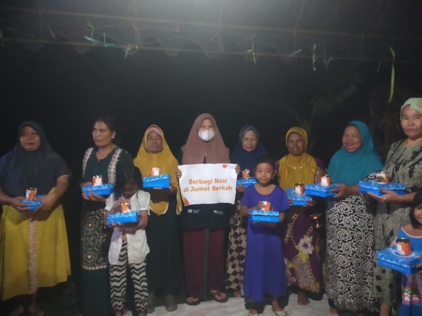 Relawan Rumah Zakat menyalurkan makanan siap saji kepada penyintas banjir di Desa Kayu Rabah, Kecamatan Pandawan, Kabupaten Hulu Sungai Tengah, Jumat (3/12) petang.
