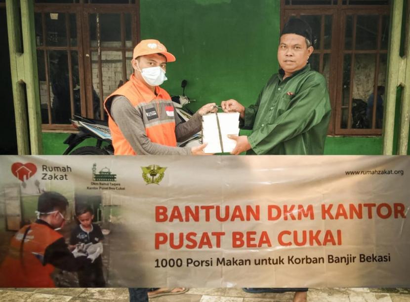 Relawan Rumah Zakat menyalurkan makanan siap saji untuk para korban banjir di KP. Segaran dan KP. Kura-kura Desa Karang Segar Kec. Pebayuran, Kabupaten Bekasi. Makana siap saji ini merupakan persembahan donasi dari donatur mitra Rumah Zakat yaitu DKM Kantor Pusat Bea Cukai.