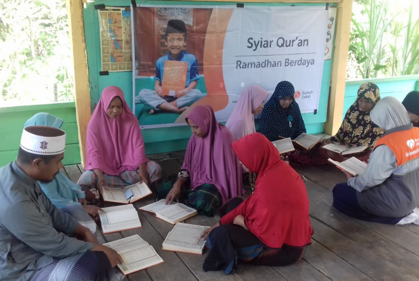 Relawan Rumah Zakat menyalurkan paket Syiar Quran kepada anak-anak dan ibu-ibu di Desa Guha Uleue, Aceh Utara.