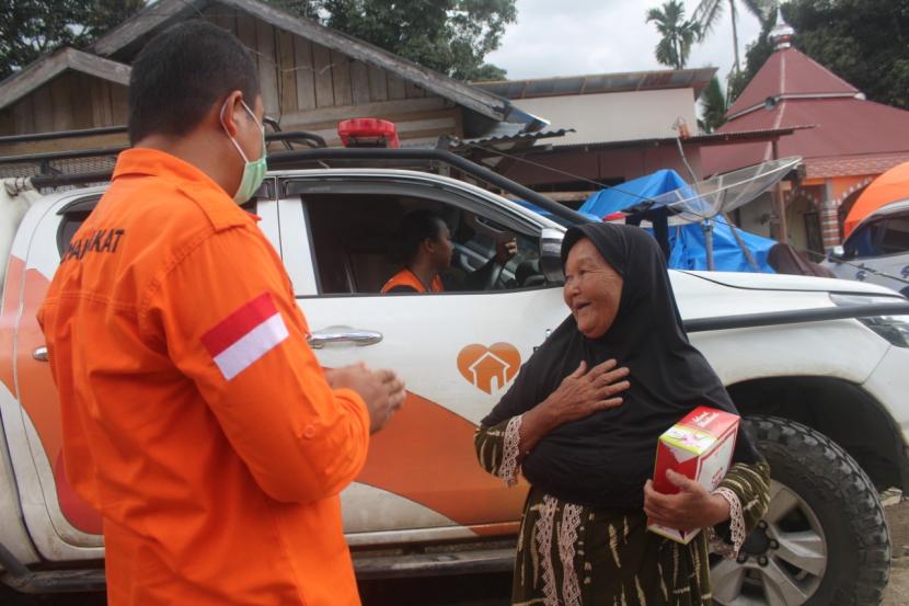 Relawan Rumah Zakat menyalurkan program Berbagi Makanan Keluarga untuk masyarakat terdampak Gempa Pasaman Barat.