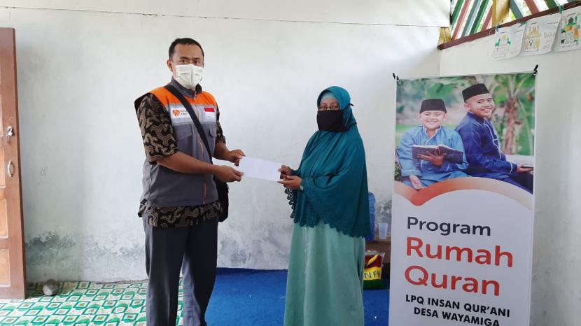 Relawan Rumah Zakat menyerahkan bantuan buku islami dan insentif guru ngaji kepada LPQ insan Qurani di Desa Wayamiga, Selasa (16/2). 