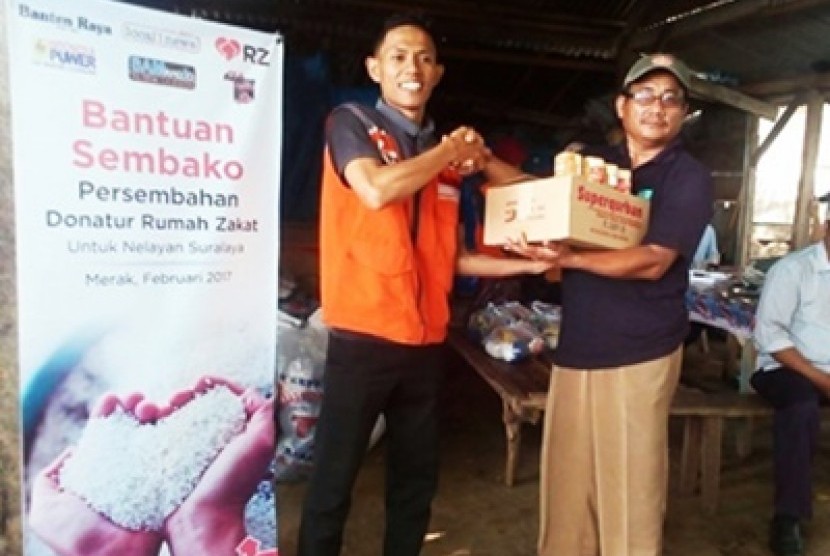 Relawan Rumah Zakat menyerahkan bantuan sembako dan kornet kepada nelayan di Medaksa Merak dan Suralaya, Banten, belum lama ini. 