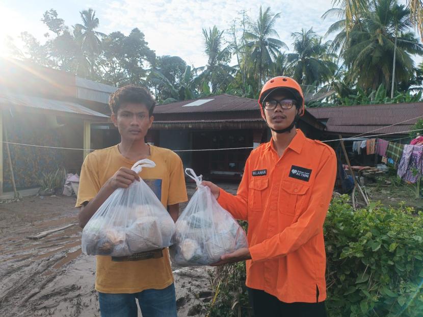 Relawan Rumah Zakat menyiapkan 215 porsi nasi bungkus untuk para korban banjir dan longsor Kenagarian Aur Duri, Kecamatan Sutera, Kabupaten Pesisir Selatan, Sumatera Barat.