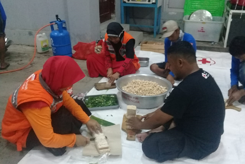     Relawan Rumah Zakat menyiapkan nasi bungkus di Dapur Umum.