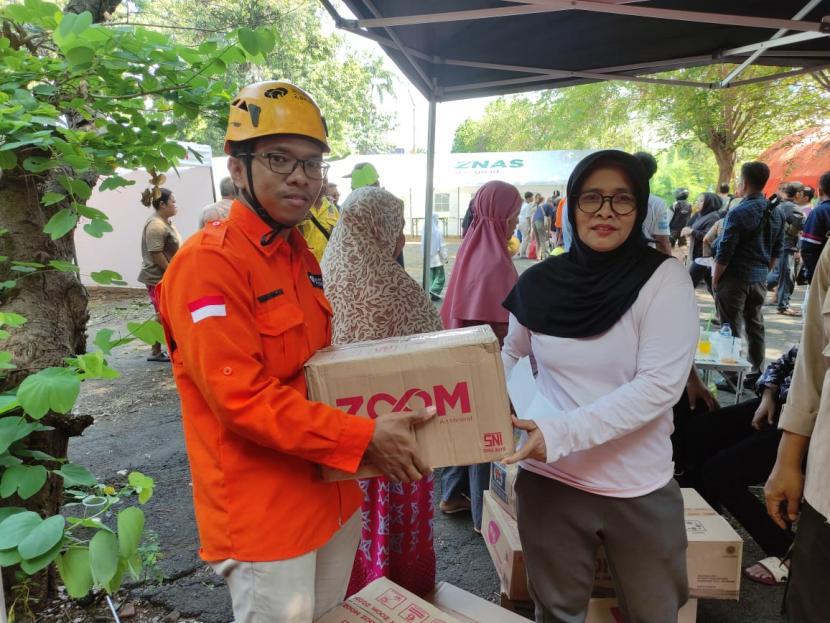 Relawan Rumah Zakat merespons kebakaran di Kelurahan Manggarai Jakarta Selatan dengan mendistribusikan bantuan berupa 50 paket makanan siap saji, 100 minuman hangat, 30 paket alas tidur, air mineral, dan juga layanan ambulans untuk evakuasi, Selasa (13/8/2024).