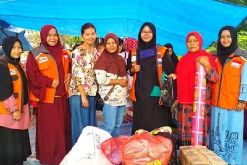 Relawan Rumah Zakat Pekanbaru mendistribusikan bantuan kepada korban Kebakaran di Kelurahan Meranti Pandak Kec. Rumbai Pesisir Kota Pekanbaru. 