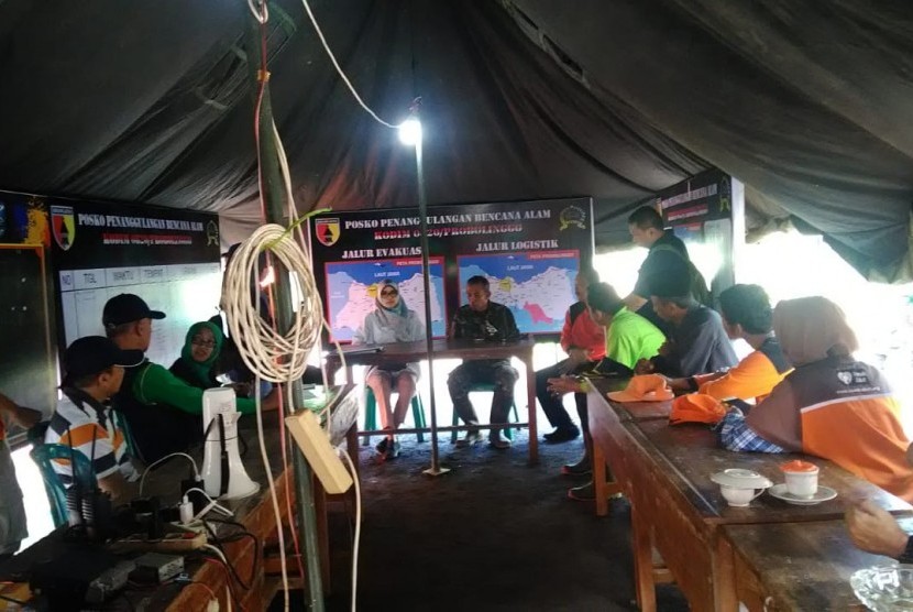Relawan Rumah Zakat Probolinggo dibantu dengan Relawan Rumah Zakat Malang terjun ke lokasi terdampak bencana banjir bandang dan longsor di Dusun Kedaton, Desa Andungbiru, Kecamatan Tiris, Kabupaten Probolinggo, Jawa Timur.