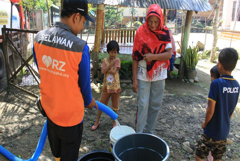 Relawan Rumah Zakat (RZ) menyalurkan 60 ribu air bersih ke lokasi korban gempa di Kabupaten Pidie Jaya, Aceh, Rabu (4/1).