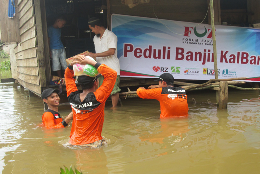 Relawan Rumah Zakat (RZ) Pontianak bersinergi dengan FOZ Kalbar menyalurkan bantuan Banjir di Desa Seluas, Kecamatan Seluas, Kabupaten Bengkayang.