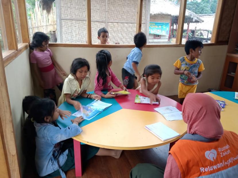 Relawan Rumah Zakat secara rutin mengadakan bimbingan belajar satu kali dalam sepekan kepada anak-anak di Dusun Senaru, Desa Senaru. Kegiatan ini biasanya dilaksanakan di Rumah Baca Bale Adat Senaru. Selama proses pemberlajaran, anak-anak begitu antusias mengikutinya.