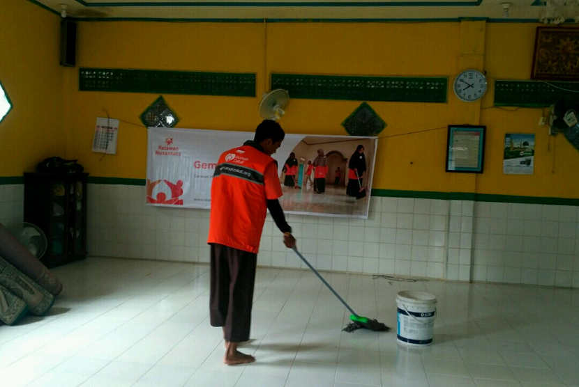 Relawan Rumah Zakat sedang membersihkan sejumlah masjid di Yogyakarta, Senin (2/4).