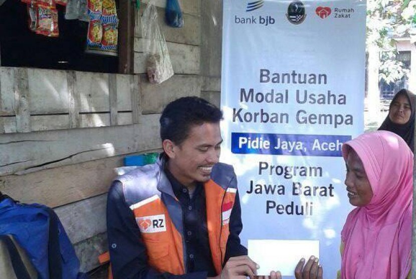 Relawan Rumah Zakat sedang menyalurkan bantuan modal kepada korban gempa di Kabupaten Pidie Jaya, Aceh, Rabu (19/4).