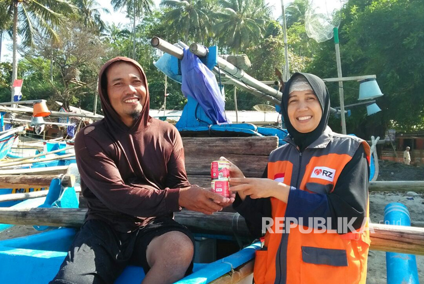 Relawan Rumah Zakat Sukabumi melakukan penyaluran kornet Superqurban di Wilayah Jampang Kulon pada Selasa (8/8), dalam rangka ikut berpartisipasi pada acara  Reuni Akbar Relawan Kemanusiaan se-Kabupaten Sukabumi.