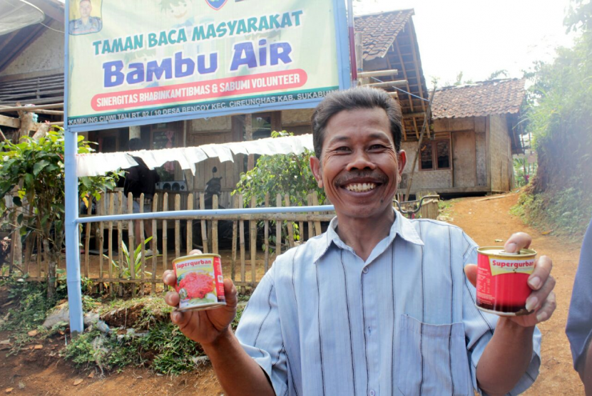  Relawan Rumah Zakat Sukabumi menyalurkan kornet Superqurban di kampung Ciawitali RT 02/10, desa Bencoy, kecamatan Cireunghas, kabupaten Sukabumi pada Sabtu (2/9).