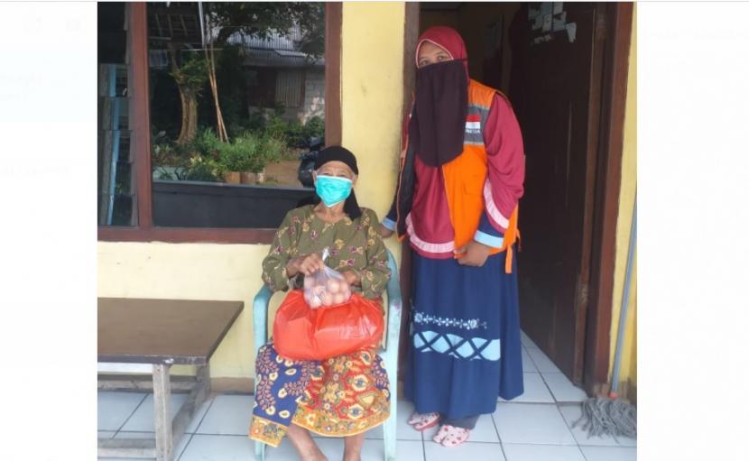 Relawan Rumah Zakat Tangerang kembali bergerak membagikan 25 Paket Sembako, Multivitamin dan Super Qurban kepada Keluarga Anak Juara Tangerang yang sedang Isolasi Mandiri di rumah karena terpapar virus Covid-19 di Wilayah Tangerang