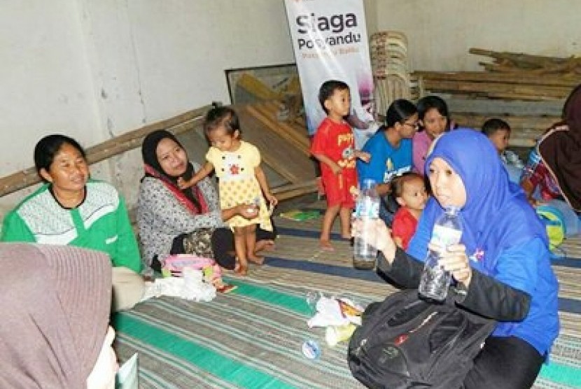 Relawan Rumah zakat tengah menyosialisasikan program Sedekah Sampah dan Bank Sampah kepada pengunjung Posyandu di Desa Bulupasar, Kecamatan Dandangan, Kota Kediri, belum lama ini. 