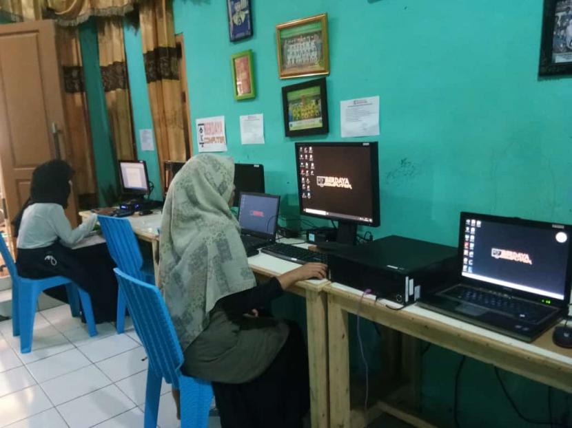 Relawan Rumah Zakat terus memberikan solusi terbaik kepada siswa siswi yang ingin belajar dibidang komputerisasi.
