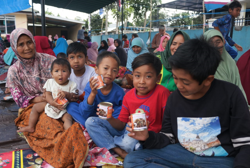 Relawan Rumah Zakat turut memberi bantuan kepada korban gempa Lombok, Ahad (29/7).