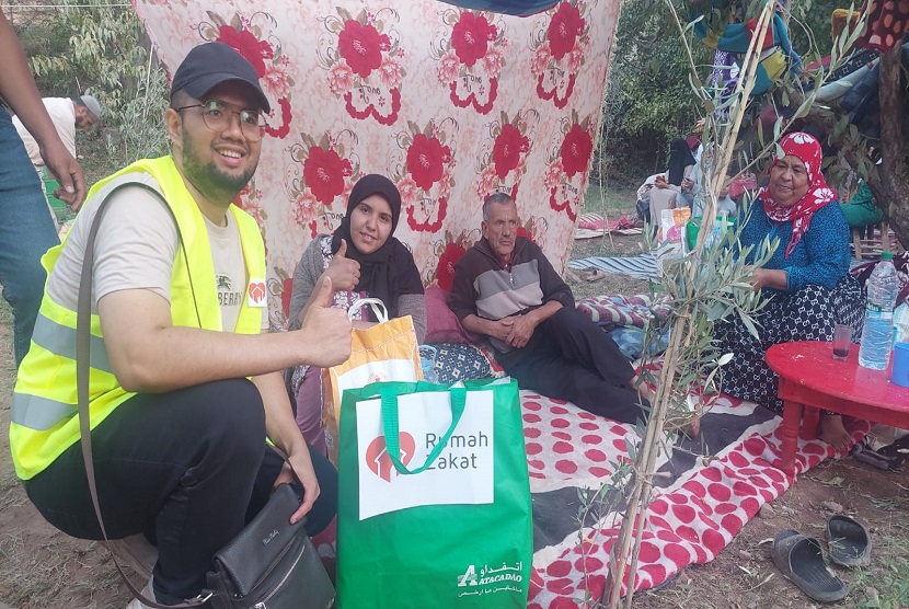 Relawan Rumah Zakat untuk kemanusiaan Maroko, Andri Murdianto, menyatakan distribusi paket bantuan dari warga Indonesia untuk korban bencana Maroko telah sampai, Senin (11/9/2023). Paket bantuan awal tersebut berupa makanan, selimut dan air bersih. 
