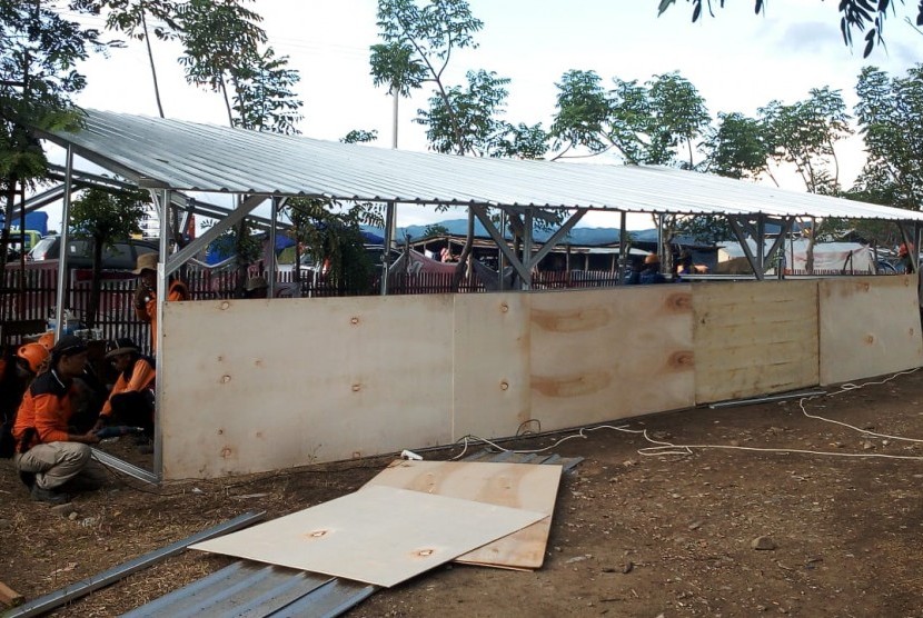 Relawan Rumah zakat yang bertugas di Palu bersama tim gabungan dari provinsi Jawa Tengah turut membantu membangun hunian sementara untuk penyintas di Desa petobo atas, Palu Utara.