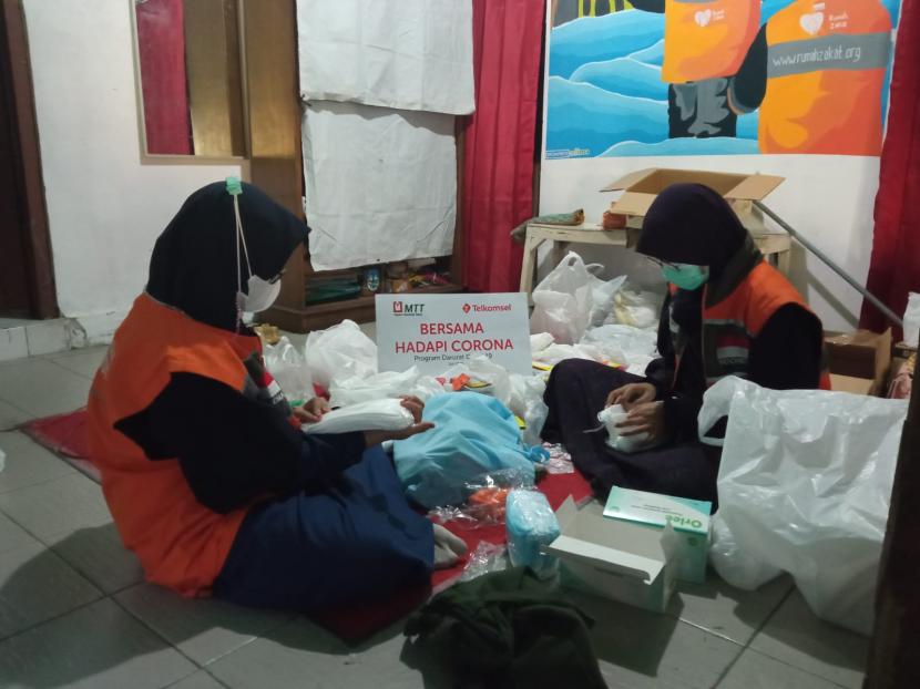 Relawan Rumah Zakat Yogyakarta melakukan penyaluran 16 paket suplemen dan masker untuk tenaga kesehatan yang merupakan kerja sama antara Rumah Zakat dan MTT (Majelis Telkomsel Taqwa) di RSUP Sardjito Yogyakarta.