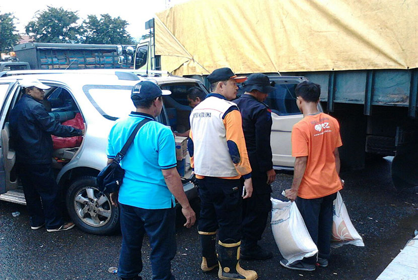 Relawan RZ bersama Wali Kota Bima, HM Quraish berkoordinasi tentang evakuasi dan distribusi bantuan.  