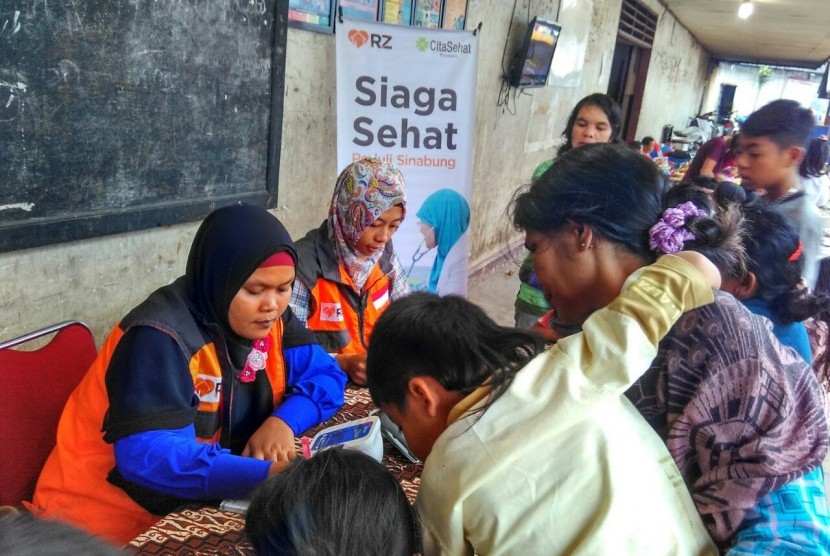 Relawan RZ gelar aksi Siaga Sehat untuk pengungsi Sinabung di  Desa Suka Nalu, Kec. Naman Teran, Kab. Karo, Sumatera Utara, Rabu (25/5) Foto: Istimewa